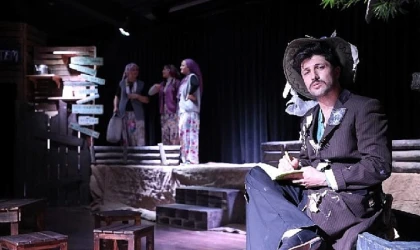 ’Komşu Köyün Delisi’ tiyatro gösterisinin galası yapıldı