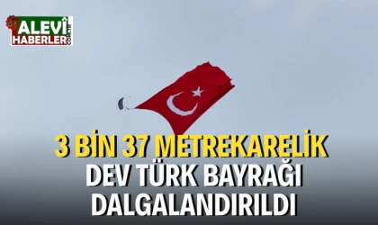 3 bin 37 metrekarelik dev Türk bayrağı dalgalandırıldı